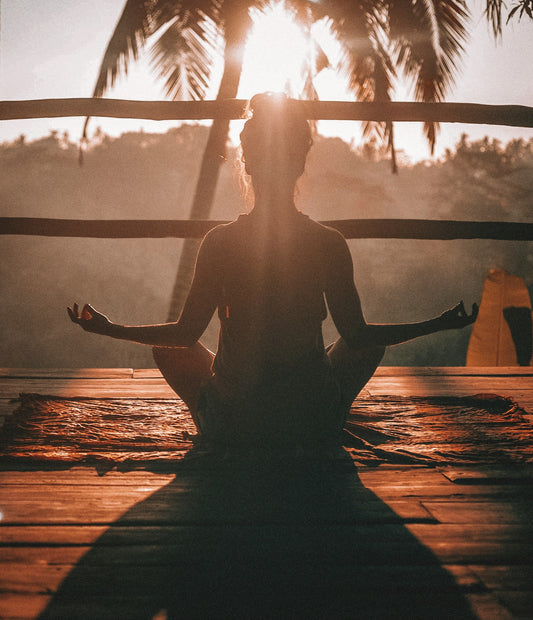 Immagine di una donna in meditazione, rappresentazione di benessere e salute mentale nell'ambito dell'Idrogeno Molecolare.